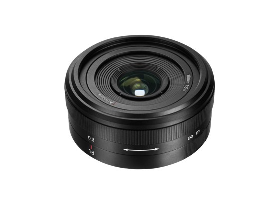 七工匠 7Artisans、フルサイズ対応のコンパクト広角レンズ「18mm F5.6」発売。絞りF5.6固定で操作を最小限に