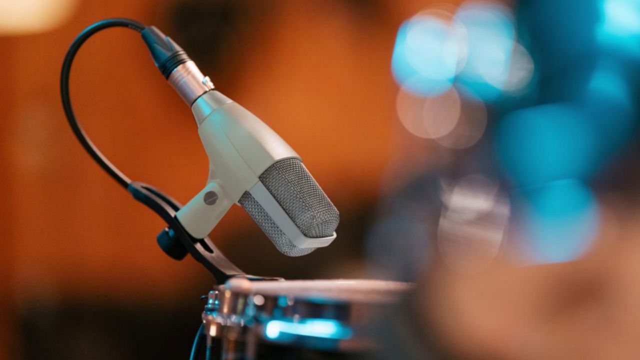 Sennheiser releases the MD 421 Kompakt 80th Anniversary Edition, a special edition model celebrating the 80th anniversary of the company's founding.
