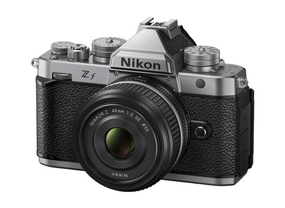 ニコン、フルサイズミラーレスカメラ「Z f」の新色「シルバー」を発売