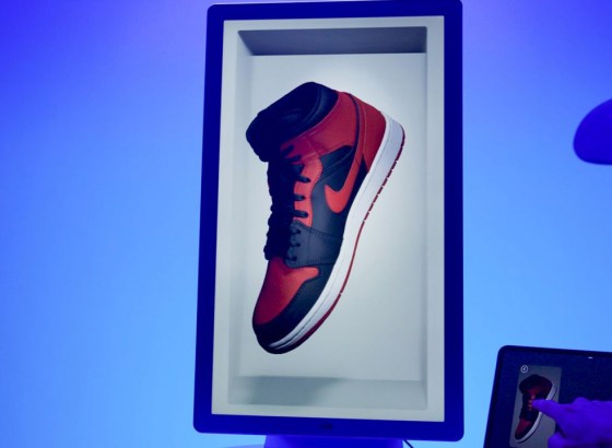 Looking Glass、極薄ディスプレイ「The HololuminescentTM Display」発表。動画をリアルな3Dホログラムに変換