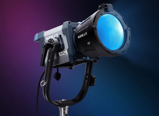 NANLUX、新しい8色Nebula C8ライトエンジン搭載のコンパクトなフルカラーライト「Evoke 150C」発表