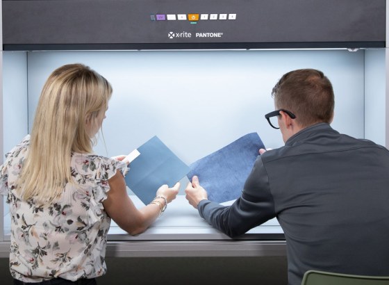 エックスライト、標準光源装置「Judge LED」にラージサイズと吊り下げ式、ハーモニールームを追加