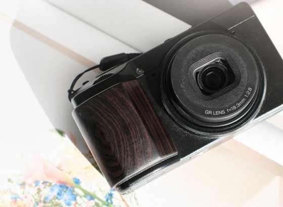 焦点工房、RICOH GR IV用木製カメラグリップ「SHOTEN GR4-GP」発売。天然木・黒檀が生み出す上質なホールド感