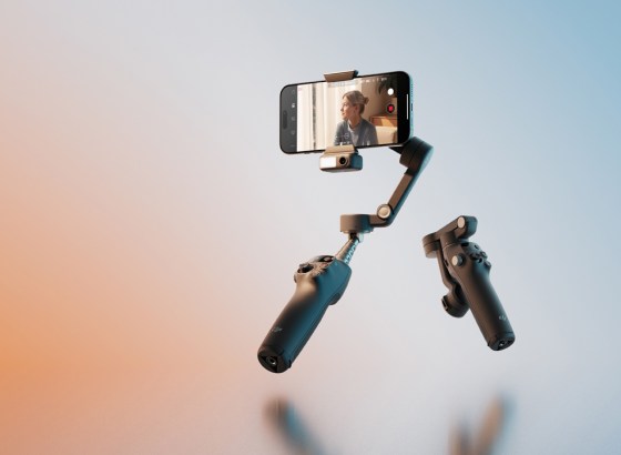 DJI、スマホ用ジンバル「Osmo Mobile 8」発売。360°パン回転に初対応、犬や猫のトラッキング機能も新搭載
