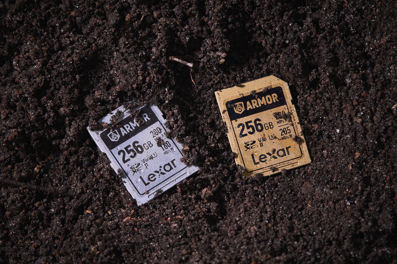 Lexar ARMORシリーズ 土に埋設しての耐久テスト