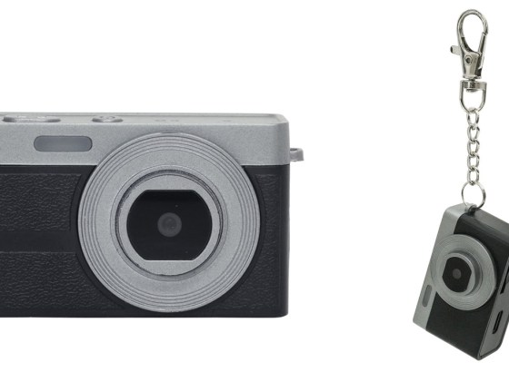 浅沼商会、キーホルダー型ミニチュアカメラ「King KLIKKA」発売。ノスタルジックな写り、液晶付きで動画も撮れる