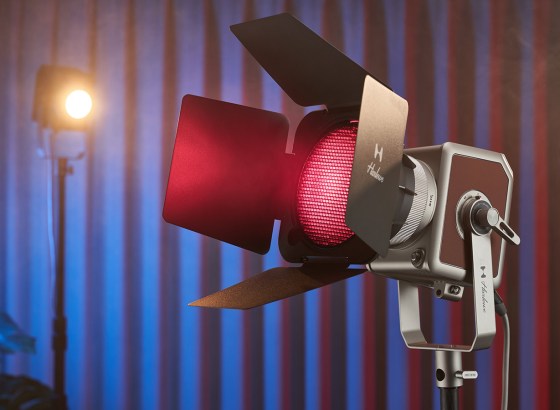 Harlowe、300W出力のフルスペクトラムRGBCW LEDライト「Pro 300 Spectra」発表。36,000色以上の表現が可能に