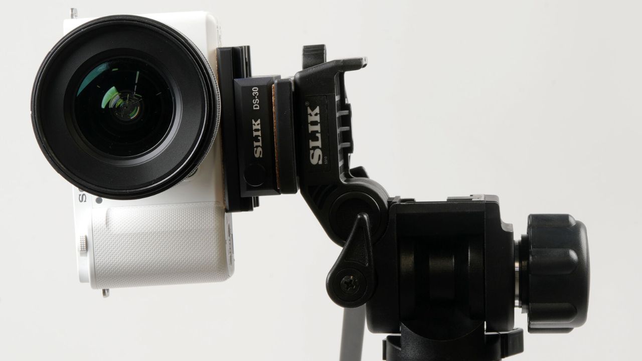 ケンコー・トキナー、流行の「縦長動画」の撮影に対応する動画雲台「スリック バーチカルビデオヘッド」 発売。