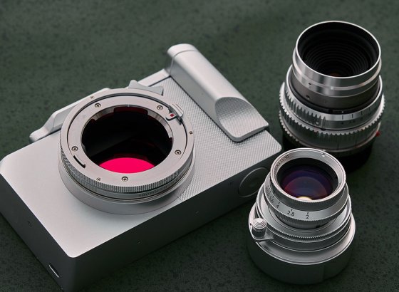 焦点工房、ライカM→Lマウントアダプターに特別仕様モデル。ビーズブラスト仕上げのマットシルバー