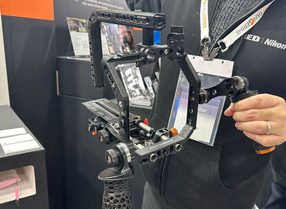 RAIDブース、カメラ形状を選ばないユニバーサルリグ「Halo」を公開 [Inter BEEの歩き方tv]