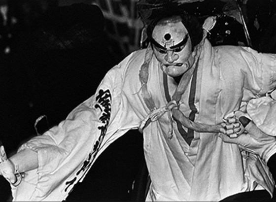 JCIIフォトサロン、前野寛幸写真展「安乗の人形芝居」開催。伊勢・志摩地方に伝承される民俗芸能の記録モノクロ60点