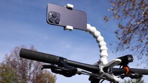 Matthews、「Dinkum White Phone+FlexiMount Kit」発表。モバイルコンテンツ制作向けスマートフォンマウントキット