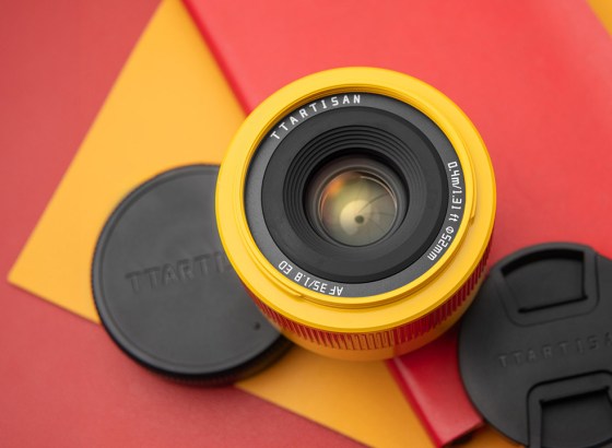銘匠光学 TTArtisan、APS-C用「AF 35mm f/1.8 II」に限定オレンジモデル登場。被写体認識AF対応、寄れる0.4mへ進化