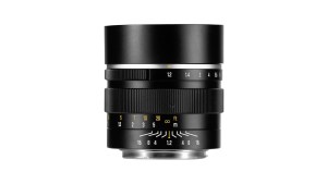 七工匠 7Artisans、「50mm F1.2 APS-C」発売。開放F1.2の圧倒的なボケ味、スライド式フード＆蓄光指標で確かな操作感