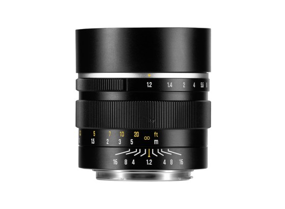 七工匠 7Artisans、「50mm F1.2 APS-C」発売。開放F1.2の圧倒的なボケ味、スライド式フード＆蓄光指標で確かな操作感