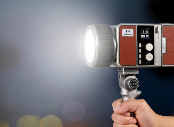 システムファイブ、Harloweの120Wバイカラー照明「Max 120W」を発売。独自フレネルレンズで600Wクラスの出力を実現