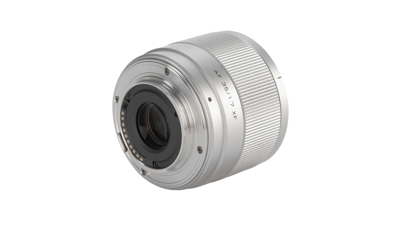 Viltrox AF 35mm F1.7 AIR Silverを富士フイルムXシリーズカメラに装着したイメージ