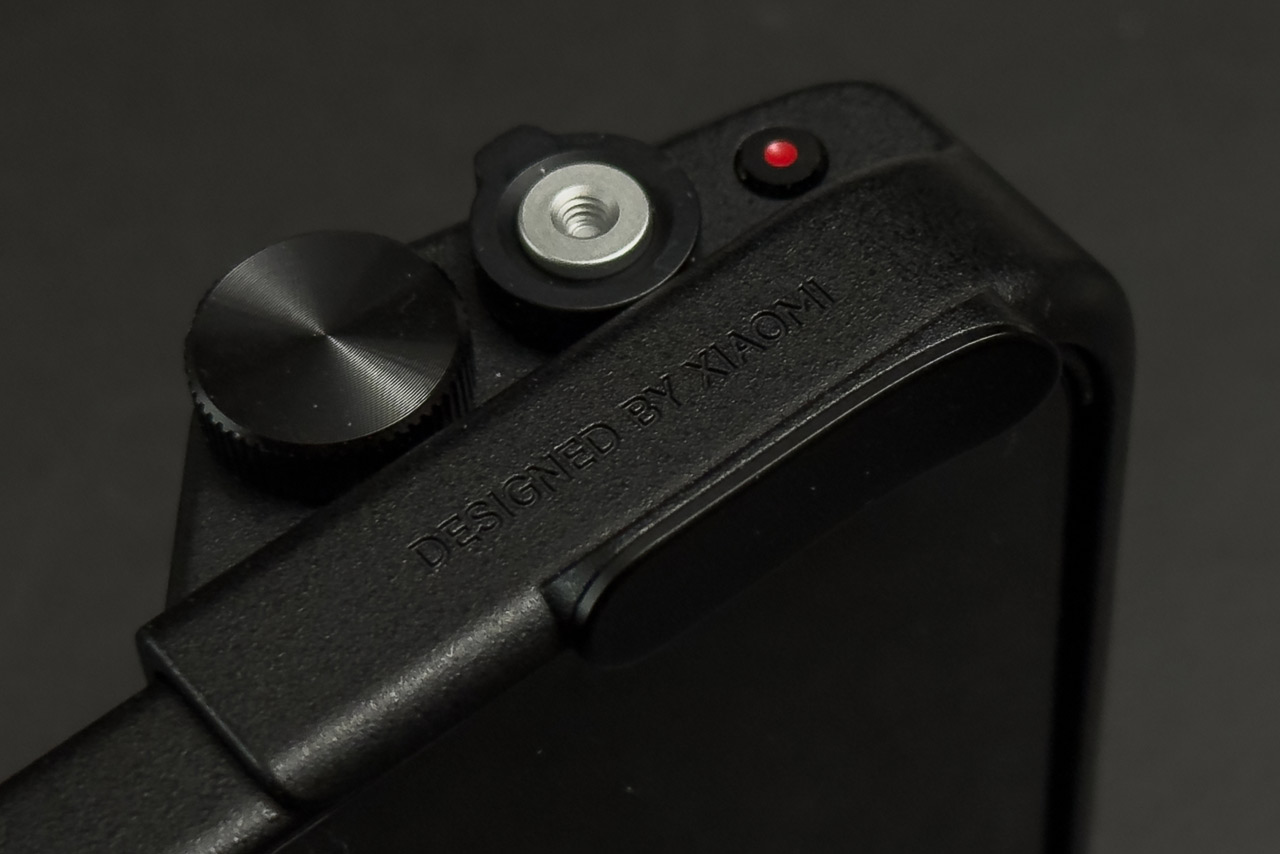 フォトグラファーキット装着時のXiaomi 17 Ultraを構える様子