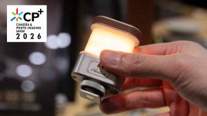 360°全方位を均一に照らす、Harloweの新型パノラマフィルライト「Omni 360 2W」[CP+2026展示レポート]