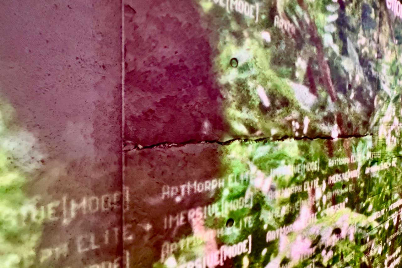 壁紙のように空間に溶け込むLEDディスプレイの例