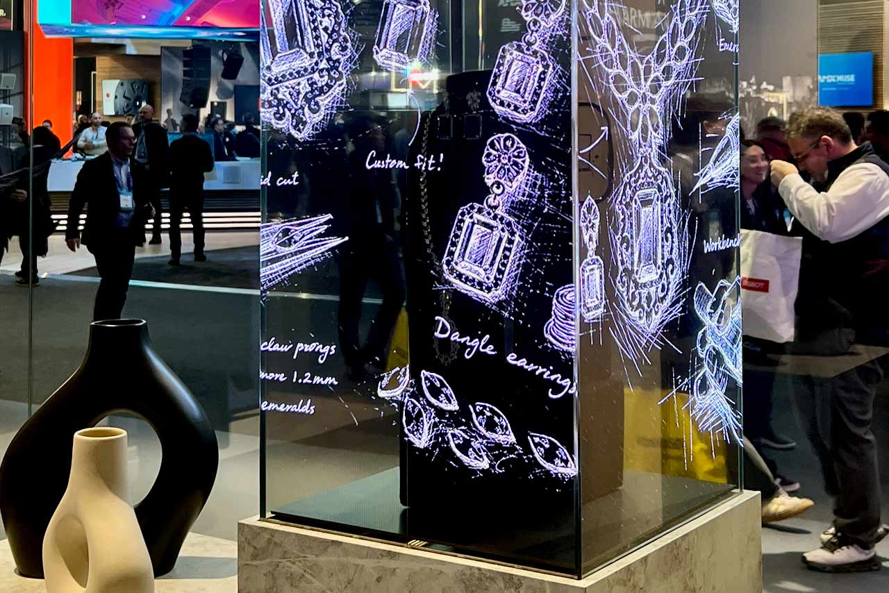 透明OLEDディスプレイを活用したショーケースの例