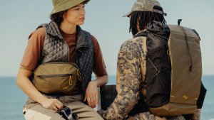 Peak Design、「アウトドアライン」に新色ケルプ登場。自然と調和するバックパックとスリング全6種発売