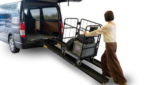 五常、映像・音響現場の搬入負担を軽減する車両積込スロープ「バンロード」を発売。最大3mに、カゴ台車ごと積み込み可