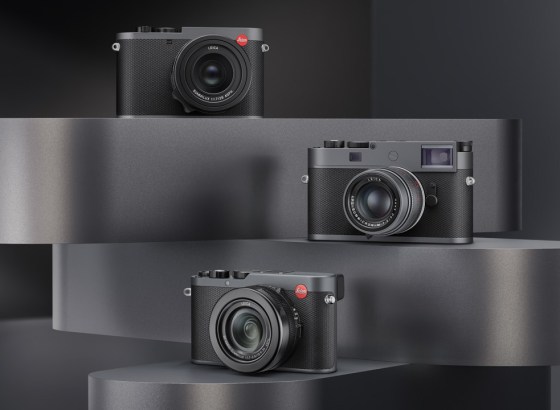 ライカの「M11-P」「Q3」「D-LUX 8」とMレンズに新色「メタルグレー」が登場。ブラックの操作部と赤のスケール刻印が映える外観