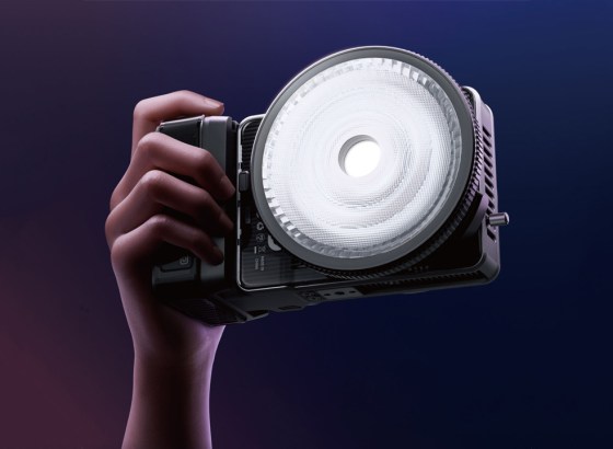 ZHIYUN、COBライト「MOLUS X200」シリーズ発売。5.5mmの手のひらサイズに200W出力とコントローラーを一体化