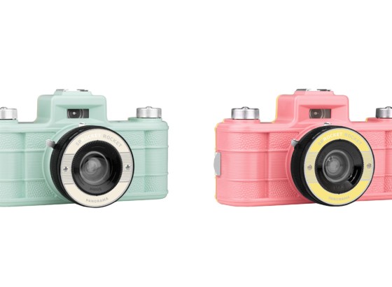 ロモグラフィー、フィルムの送り穴まで写す「Sprocket Rocket」に新色DUOTONE2色を追加。1:3パノラマと多重露光が自在