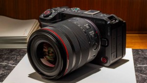 キヤノン「EOS R6 V」登場。オープンゲート時代を見据えた新しいVシリーズ