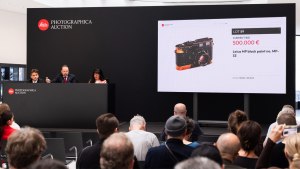 第48回ライツ・オークション、ブラックペイントの「ライカMP」が60万ユーロで落札。希少モデルが続々高騰