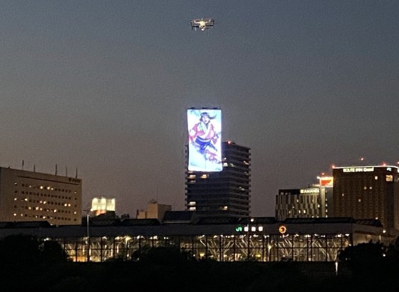 ブリッジリンク、ドローンで浮遊するLEDディスプレイ「AEROVA」サービス開始。 屋外イベント・空中サイネージなど新たな空中演出を提案