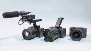 ソニー、プロフェッショナルカムコーダー「FX5」の発売延期。関連アクセサリーも対象に