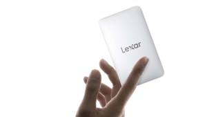 Lexar、最厚部約3.8mmのポータブルSSD「Muse」をIFA 2026で発表。専用スリーブでiPhone背面に固定