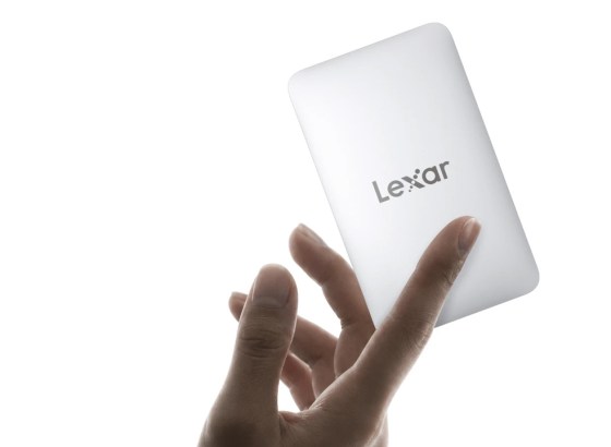 Lexar、最厚部約3.8mmのポータブルSSD「Muse」をIFA 2026で発表。専用スリーブでiPhone背面に固定 [IFA2026]