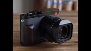YUWOOD、Leica Q3シリーズ対応の天然黒檀ウッドグリップ一体型ベースプレート発売。装着したままバッテリー交換可能