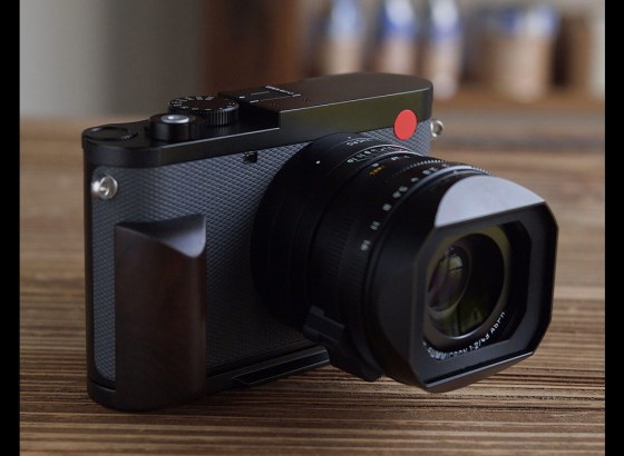 YUWOOD、Leica Q3シリーズ対応の天然黒檀ウッドグリップ一体型ベースプレート発売。装着したままバッテリー交換可能