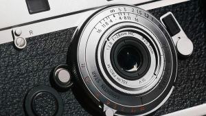 焦点工房、真鍮製パンケーキレンズ「Brightin Star 28mm F2.8」ライカMマウント用を発売。距離計連動機構を備えた超薄型