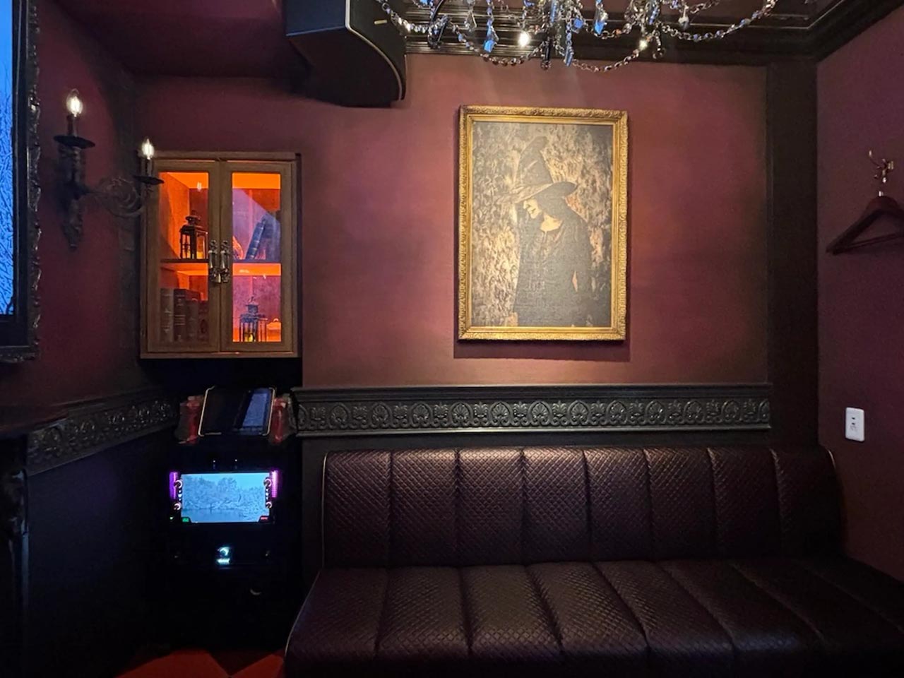 至近距離での鑑賞を想定して細部まで作り込まれたGothic HORROR ROOMの内装