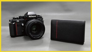 ニコンダイレクト限定、「レザー名刺入れ」発売。国産牛革と赤いラインの箔押しで、ニコンのカメラの意匠を表現
