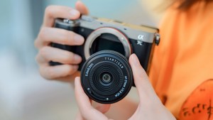 銘匠光学 TTArtisan、約58g・厚さ約16mmのフルサイズ対応AFパンケーキレンズ「mini AF 24mm f/3.8」発売