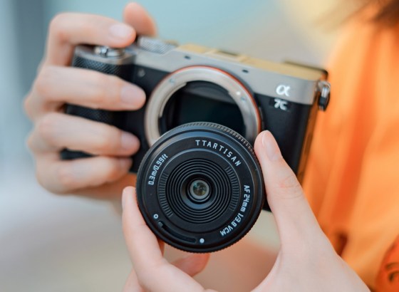 銘匠光学 TTArtisan、約58g・厚さ約16mmのフルサイズ対応AFパンケーキレンズ「mini AF 24mm f/3.8」発売