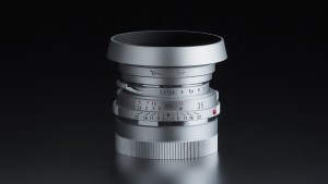 フォクトレンダー、スコパー誕生100周年記念「COLOR-SKOPAR 35mm F2.5」特別モデル発表。11月発売予定