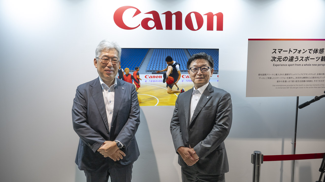 ボリュメトリックビデオシステムについて説明するキヤノンの担当者