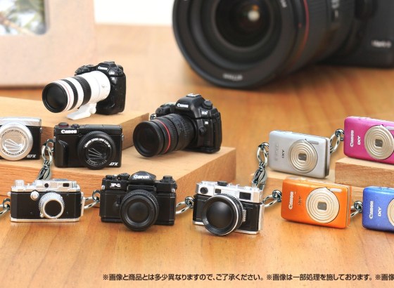 キヤノン、「ガシャポン」の「めじるしアクセサリー」シリーズに初登場。歴代名機のカメラとレンズをラインナップ
