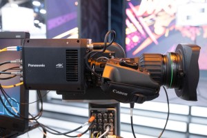 パナソニック「AK-UBX100」が提示する自由なシステム構築。スタジオ品質とワーカビリティーが融合したボックス型の真価[NAB2026展示レポート]