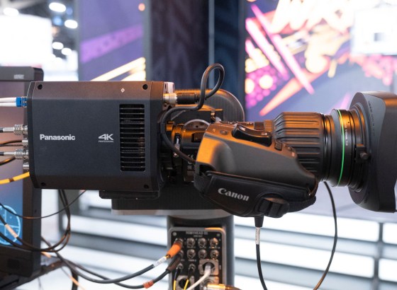 パナソニック「AK-UBX100」が提示する自由なシステム構築。スタジオ品質とワーカビリティーが融合したボックス型の真価[NAB2026展示レポート]