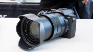 ソニー「RX10 V」登場。24-600mmを1台に凝縮した“万能機”が9年ぶりに進化