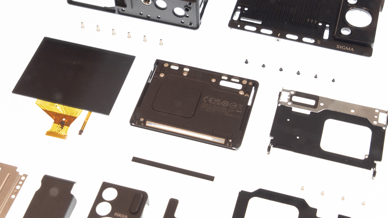 FP2の液晶モニターと背面構造部品